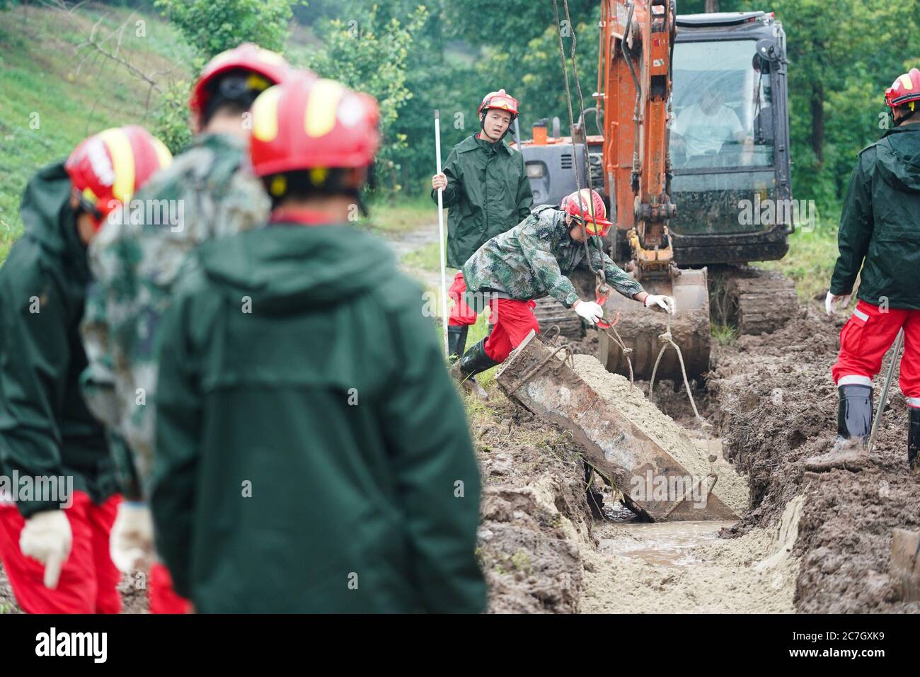 Yangzhong, China's Jiangsu Province. 17th July, 2020. Rescue team members fill filter materials at the embankment of Xinning Village Section of Yangtze River, Yangzhong City, east China's Jiangsu Province, July 17, 2020. Yangzhong is the second largest island in the Yangtze River. Since entering the flood season, local authorities and professional teams patrol the embankments around the clock and eliminate hidden dangers to protect the safety of people's lives and property. Credit: Ji Chunpeng/Xinhua/Alamy Live News Stock Photo