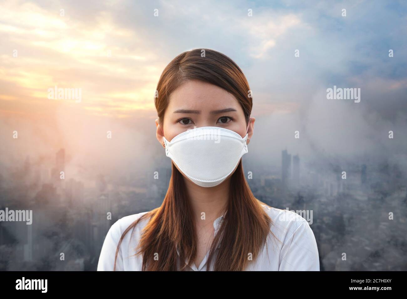 City air pollution concept. Close up woman wearing N95 mask to air pollution  in Bangkok city Stock Photo - Alamy