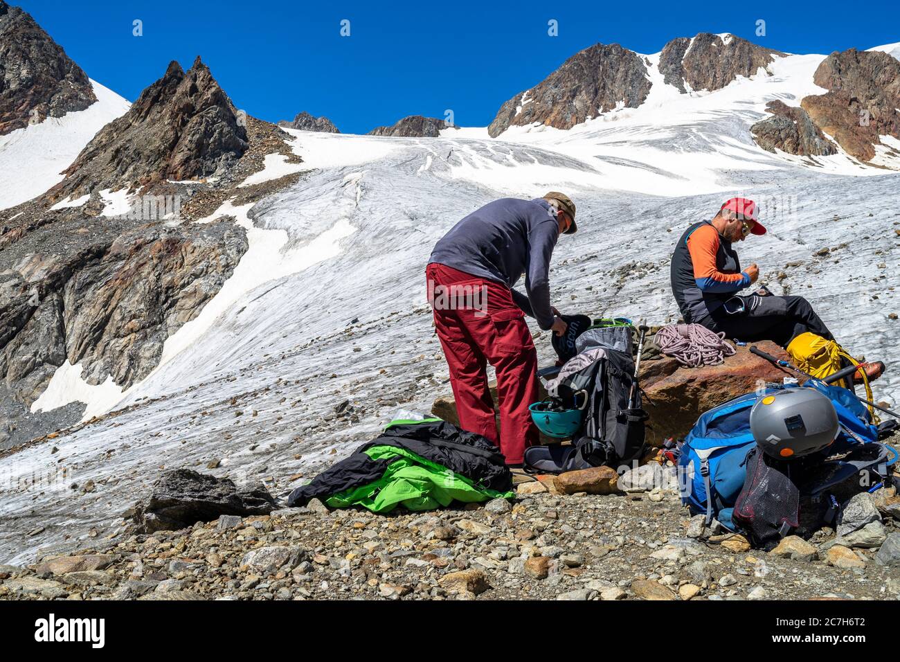 Europe, Austria, Tyrol, Ötztal Alps, Ötztal, Vent, mountain climbers organize their equipment after descending via the Guslarferner Stock Photo
