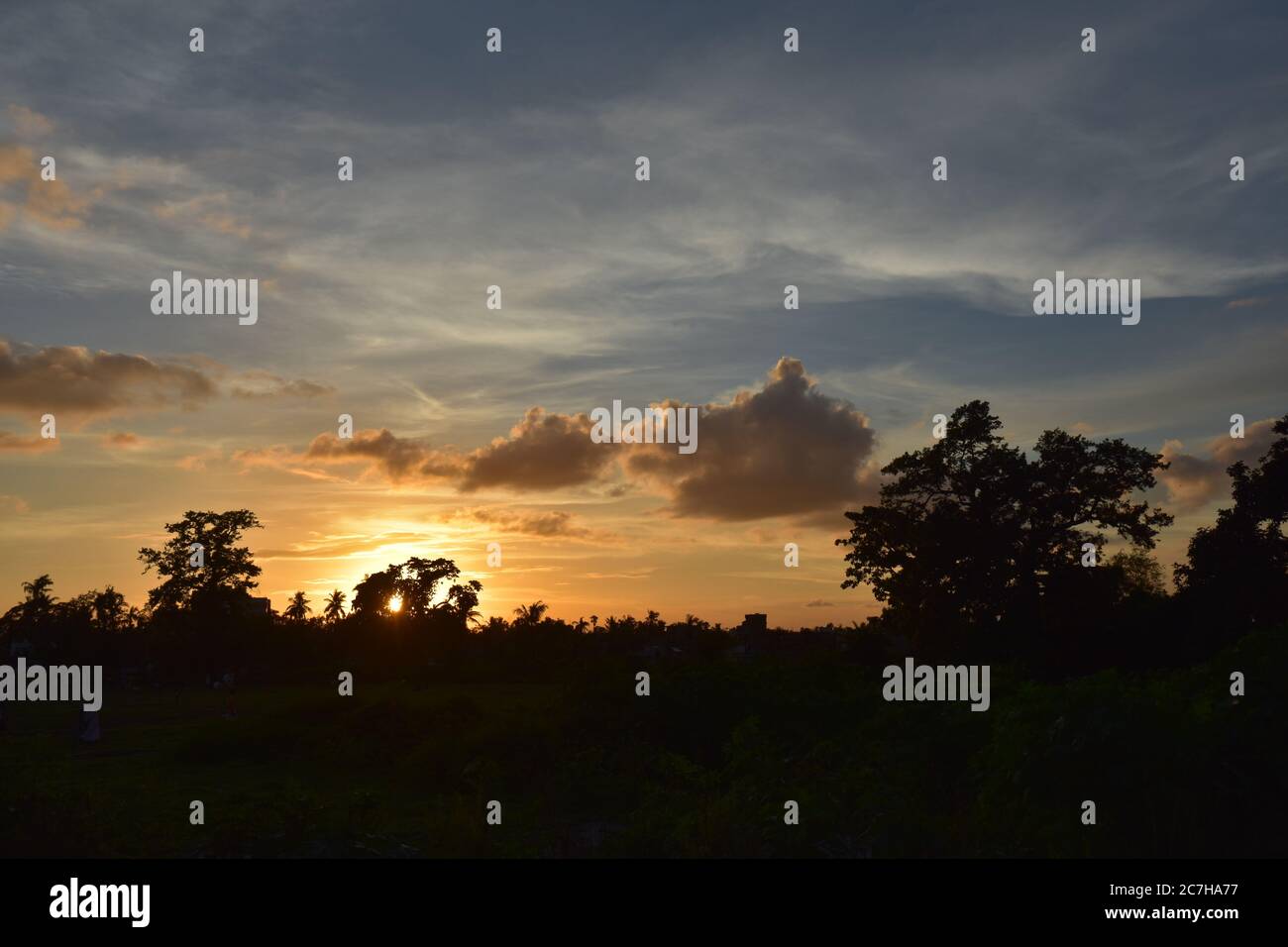 Howrah, India. 17th July, 2020. Sun sets at the evening in the humid ...