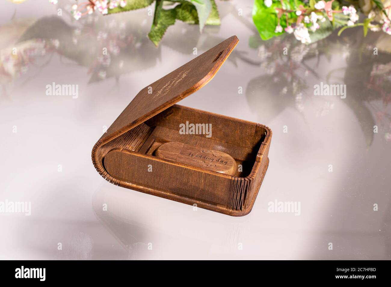 Personalized Wedding Favor Wooden Crystal Wedding Gift Box USB 3.0 Flash  Drive 64GB - Custom Logo Available 64GB USB 3.0, image size:1300x956