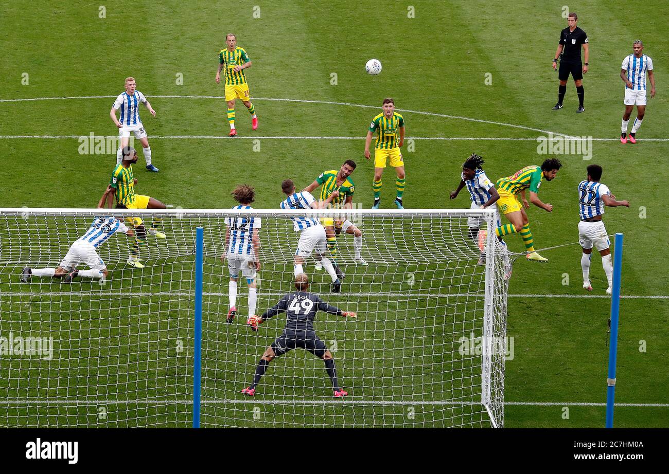 West Bromwich Albion's Hal Robson-Kanu (centre) challenges for a header in the penalty area during the Sky Bet Championship match at the John Smith's Stadium, Huddersfield. Stock Photo