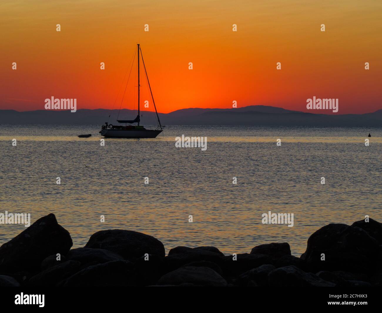 Ein Fischerboot im Morgenrot Stock Photo