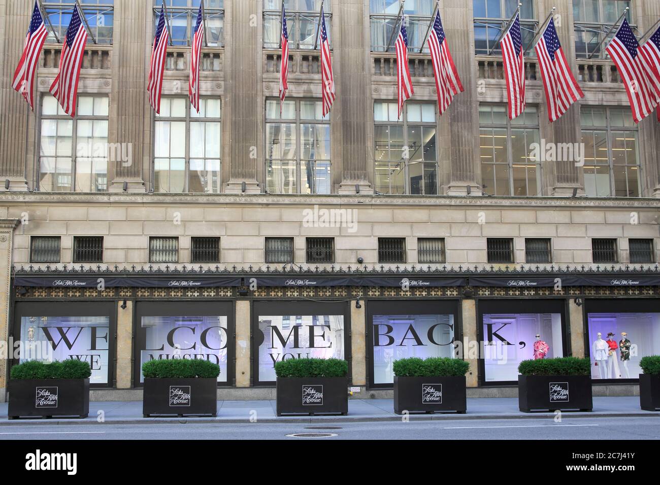 Saks Fifth Avenue department store welcome back sign in windows for reopening in Phase 3 during COVID-19 pandemic, Midtown, Manhattan, New York City, USA July 2020 Stock Photo