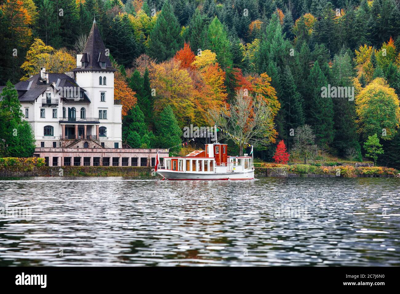 Idyllic autumn scene in Grundlsee lake. Location: resort Grundlsee, Liezen District of Styria, Austria, Alps. Europe. Stock Photo