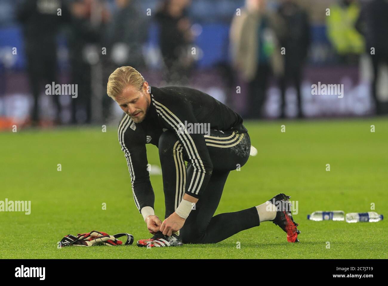 mixture channel protein 22nd January 2020, King Power Stadium, Leicester, England; Premier League,  Leicester City v West Ham United : Kasper Schmeichel (1) of Leicester City  ties his boot laces Stock Photo - Alamy