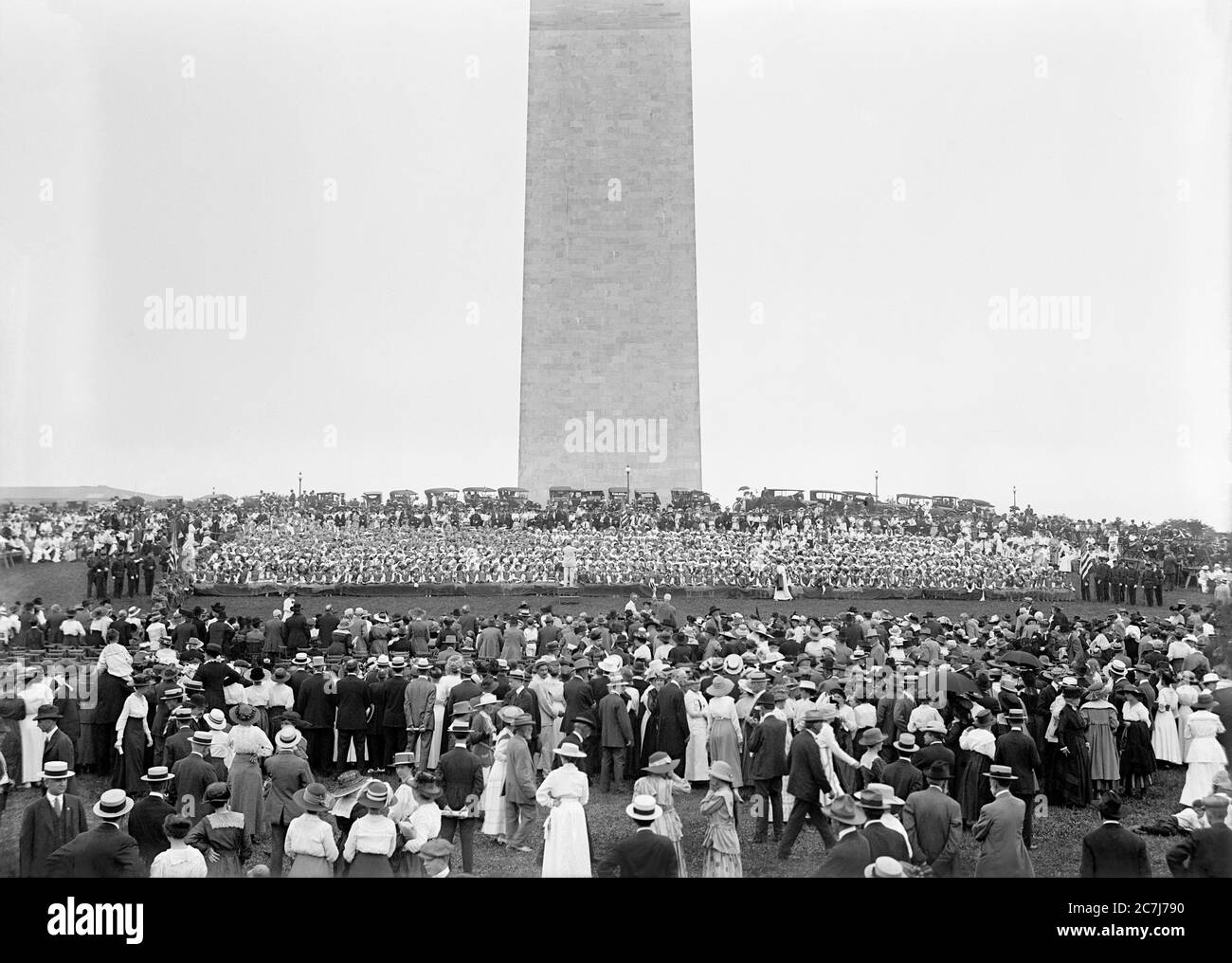 Large Crowd at Confederate Reunion, Human Flag on Monument Grounds, Washington, D.C., USA, Harris & Ewing, 1917 Stock Photo