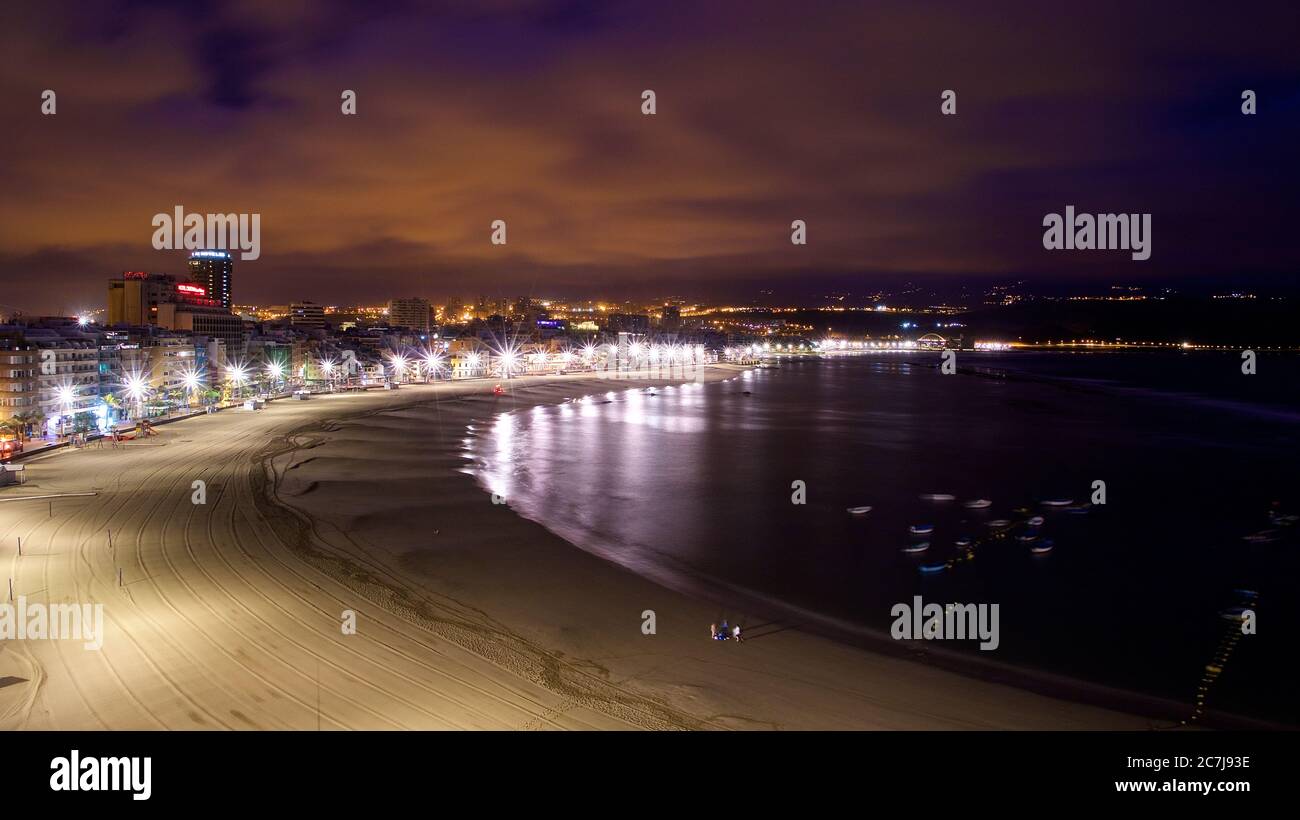 Gran Canaria, Las Palmas, Playa de las Canteras, beach illuminated at night,  deserted, skyscrapers, promenade illuminated, blue-violet dawn, clouds  Stock Photo - Alamy