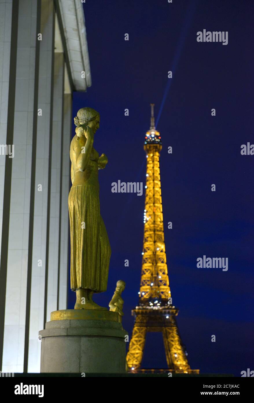 The Palais de Chaillot with the world-famous Eiffel Tower, Paris FR Stock Photo