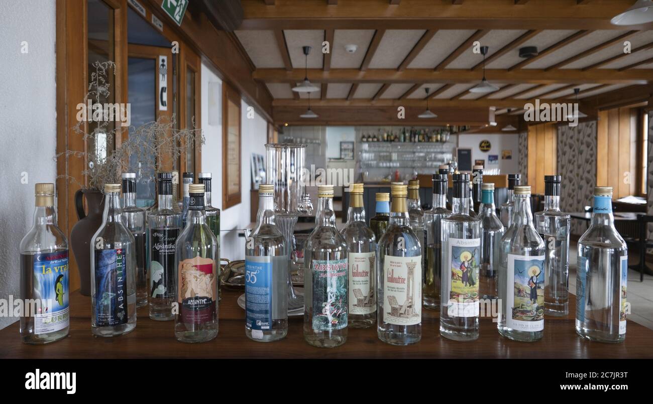 SAIGNELéGIER, SWITZERLAND - Feb 15, 2018: Vaste choix d'alcool dans le bar à absinthes Stock Photo