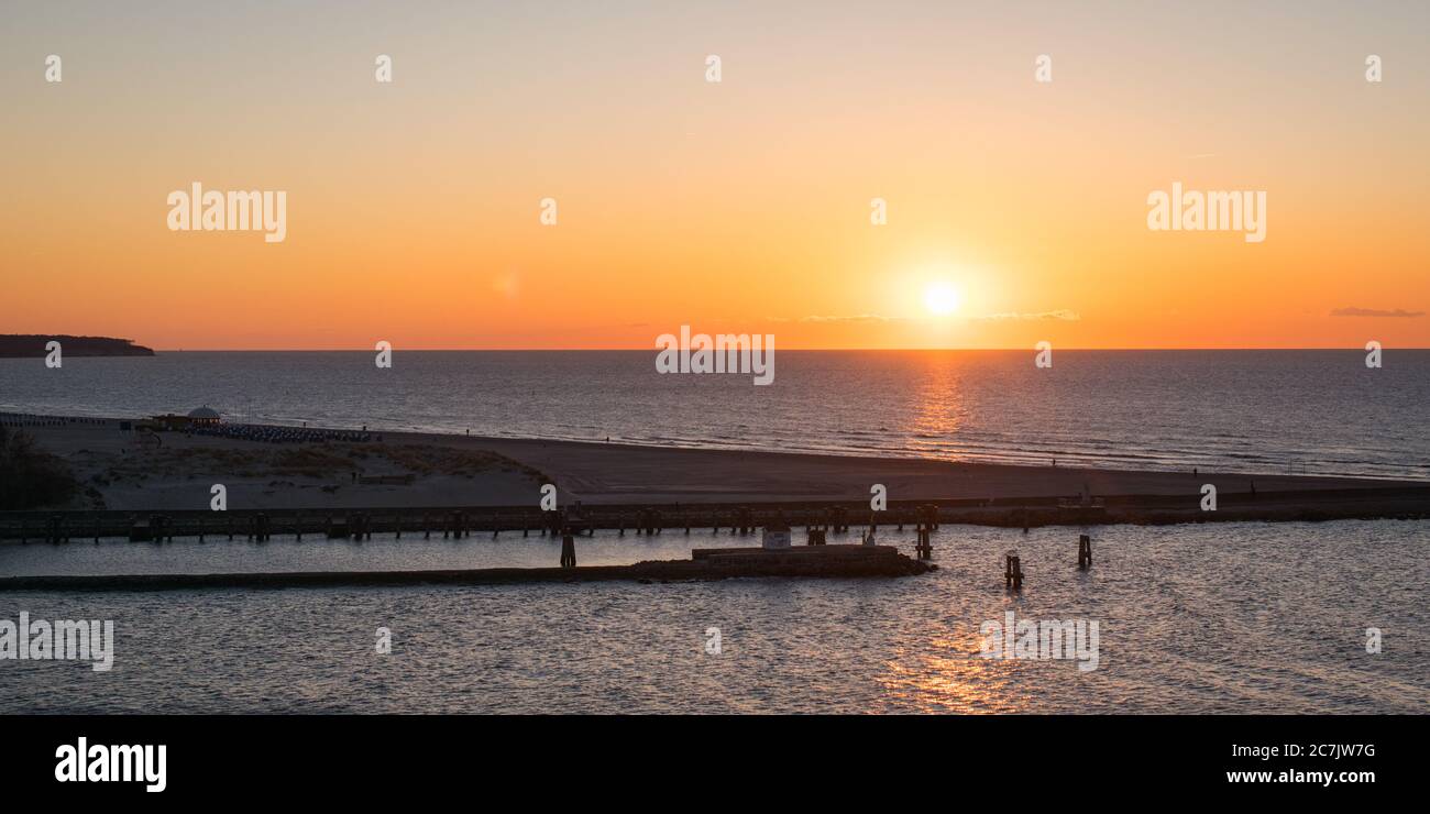 Beautiful scenery of the sunset reflecting on the sea Stock Photo - Alamy