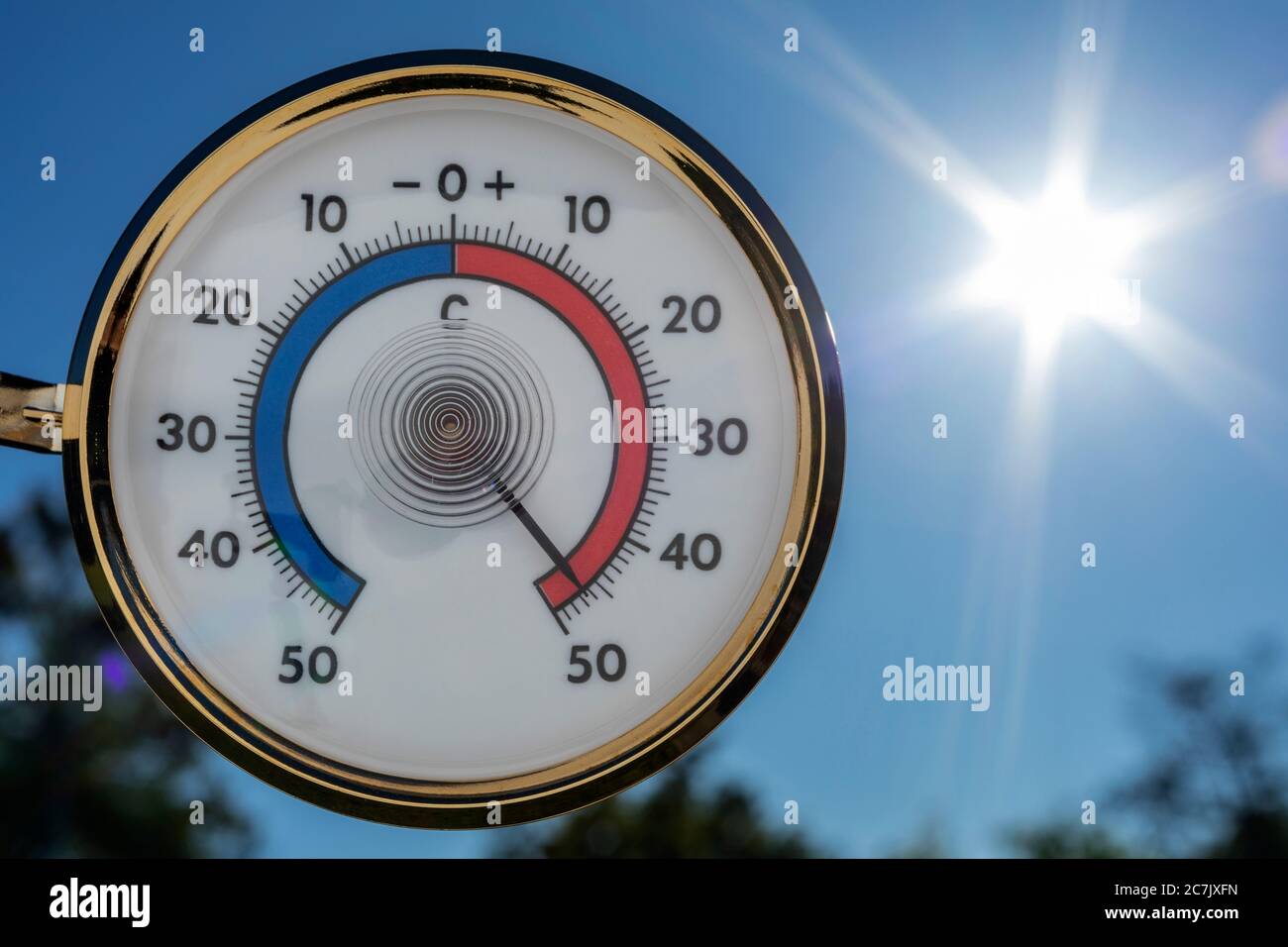https://c8.alamy.com/comp/2C7JXFN/outdoor-thermometer-465-degrees-celsius-symbol-climate-change-2C7JXFN.jpg