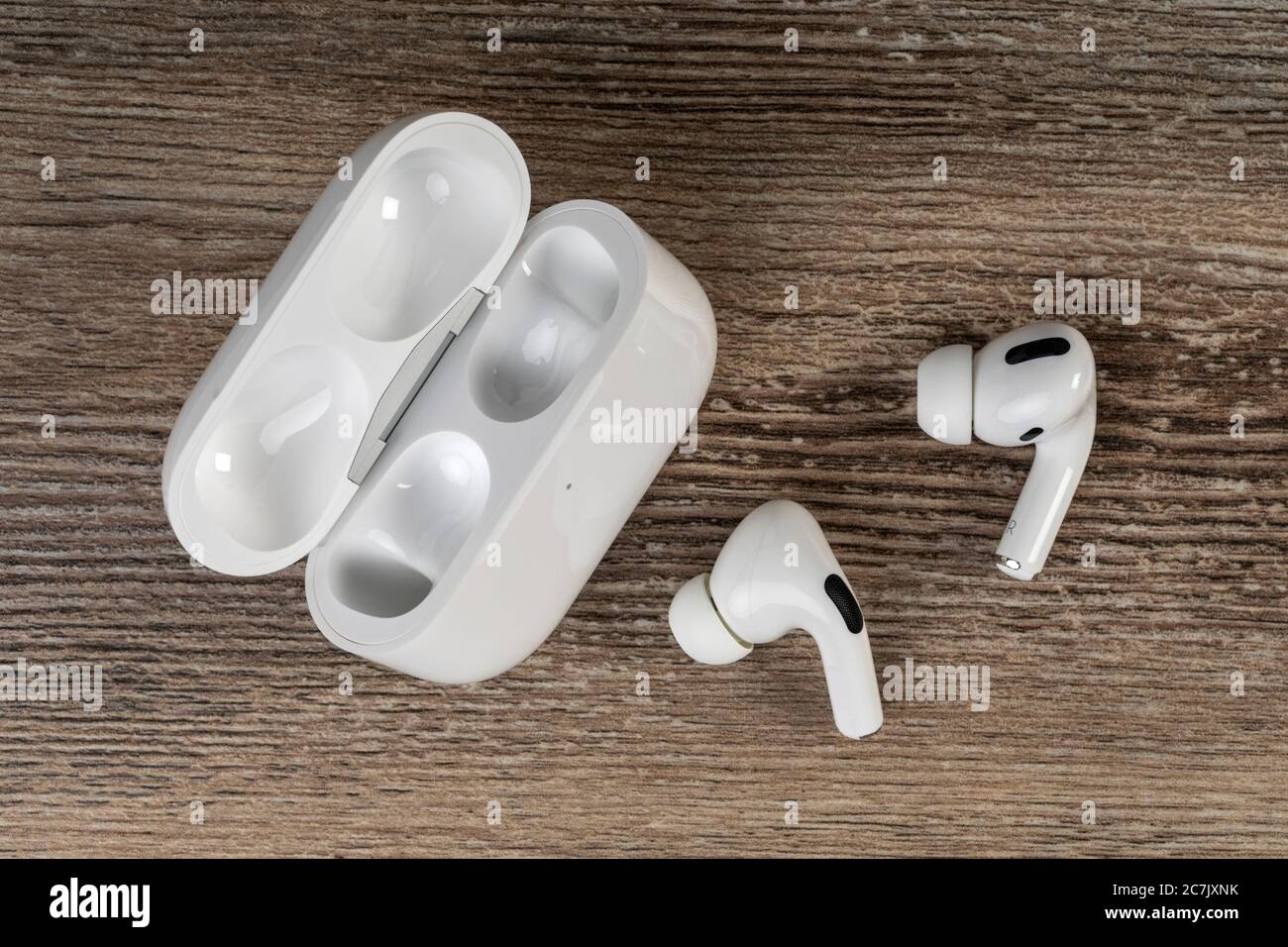 Apple airpods pro hi-res stock photography and images - Alamy