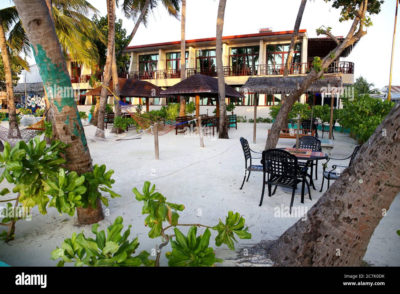 Maledives, Isla Maafushi, playa, palmeras, Gente en la calle Stock Photo