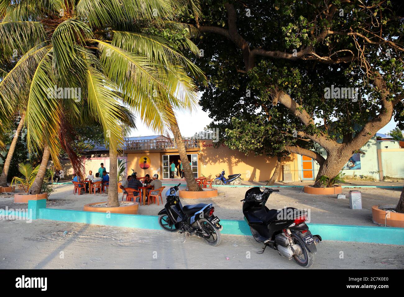 Maledives, Isla Maafushi, playa, palmeras, Gente en la calle Stock Photo