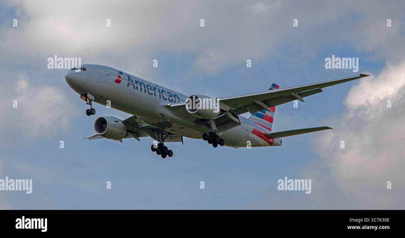 American Airlines Boeing 777 N757AN on final approach to London-Heathrow Airport LHR Stock Photo