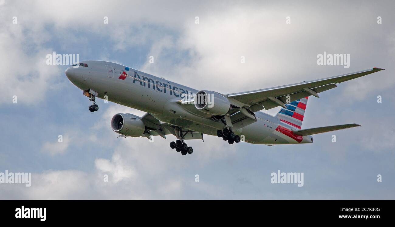 American Airlines Boeing 777 N757AN on final approach to London-Heathrow Airport LHR Stock Photo