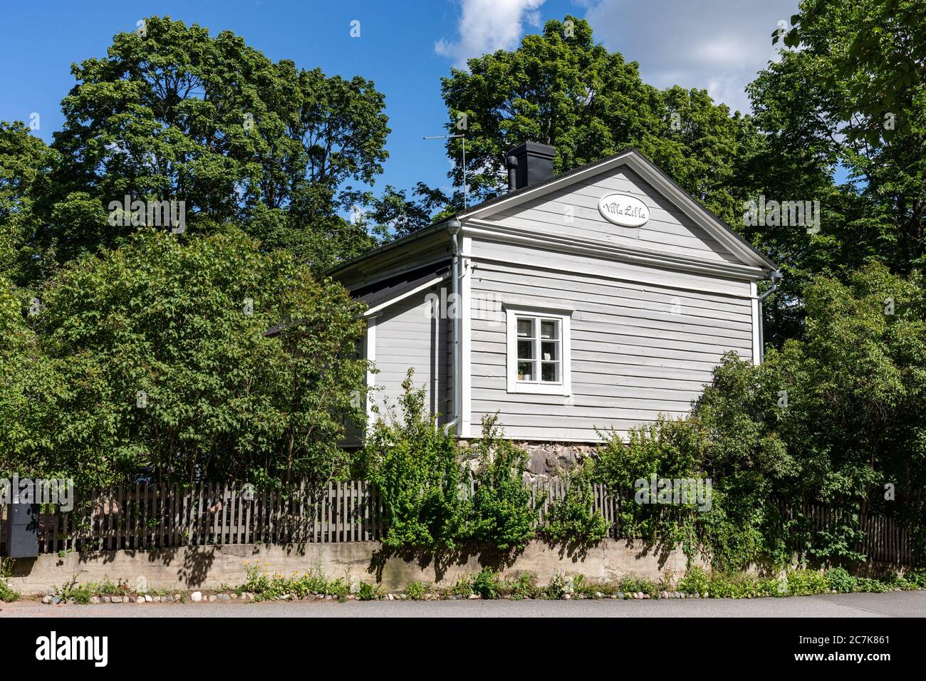 Villa Lilla, a residential log building in Meilahti district of Helsinki, Finland Stock Photo