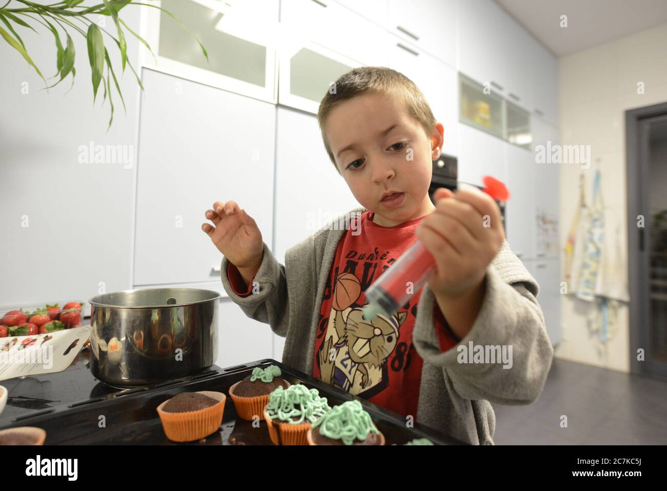 child making cup cakes Stock Photo - Alamy