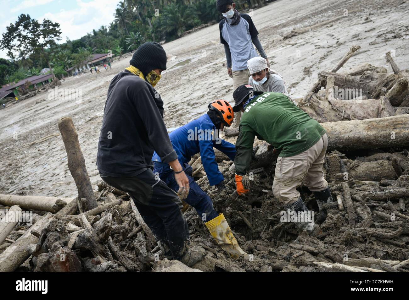 Masamba Distric, South sulawesi, Indonesia. 18th July, 2020. Rescue team trying to find missing victims in Radda Village, South Sulawesi, Indonesia, Saturday, July 18, 2020. At least 36 people died after the flash floods that hit the region 5 days ago, the rescue team also continues to search for dozens of victims who are still missing. Credit: Hariandi Hafid/ZUMA Wire/Alamy Live News Stock Photo