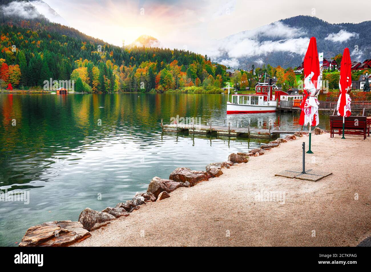 Idyllic autumn scene in Grundlsee lake. Location: resort Grundlsee, Liezen District of Styria, Austria, Alps. Europe. Stock Photo