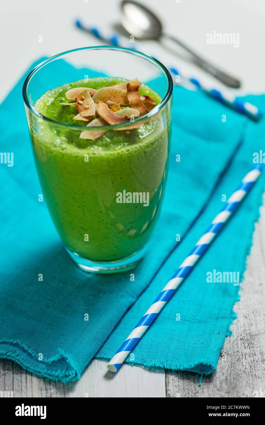 https://c8.alamy.com/comp/2C7KWWN/green-smoothie-in-a-glass-on-a-turquoise-cloth-with-two-blue-and-white-straws-and-a-silver-spoon-2C7KWWN.jpg