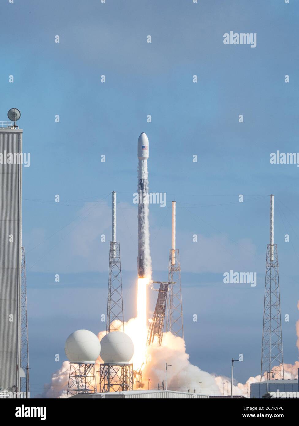 Vertical shot of the liftoff of Falcon 9 with the Starlink 4 payload Stock Photo