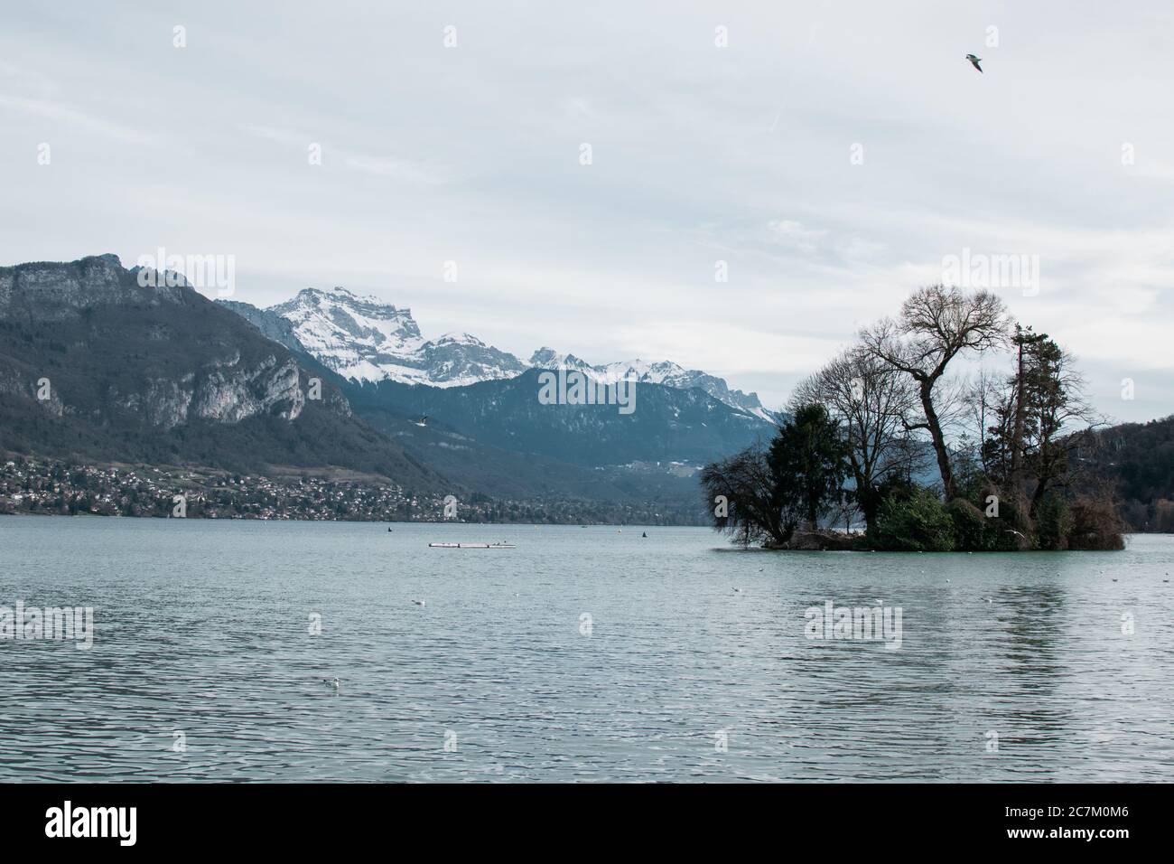 Lake surrounded by mountains and a small island in it Stock Photo - Alamy