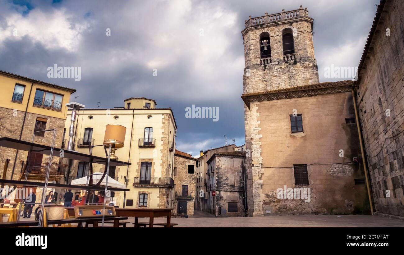 Saturday market at the side of the Sant Pere monastery in the Placa Prat de Sant Pere in Besalú. The monastery church was built in the 12th century. The place has been recognized as a cultural asset (Bien de Interés Cultural) in the Conjunto histórico-artístico category since 1966. Stock Photo