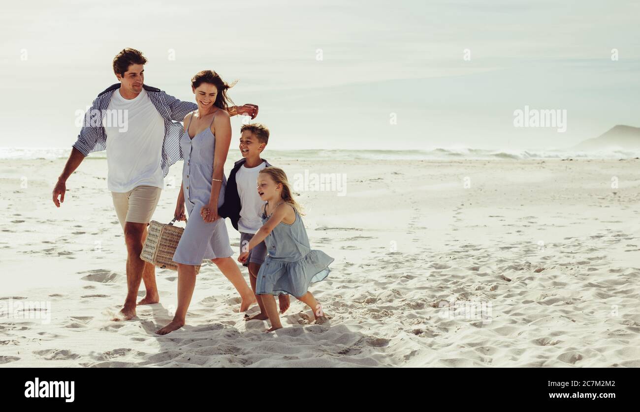 Family of four on beach hi-res stock photography and images - Alamy