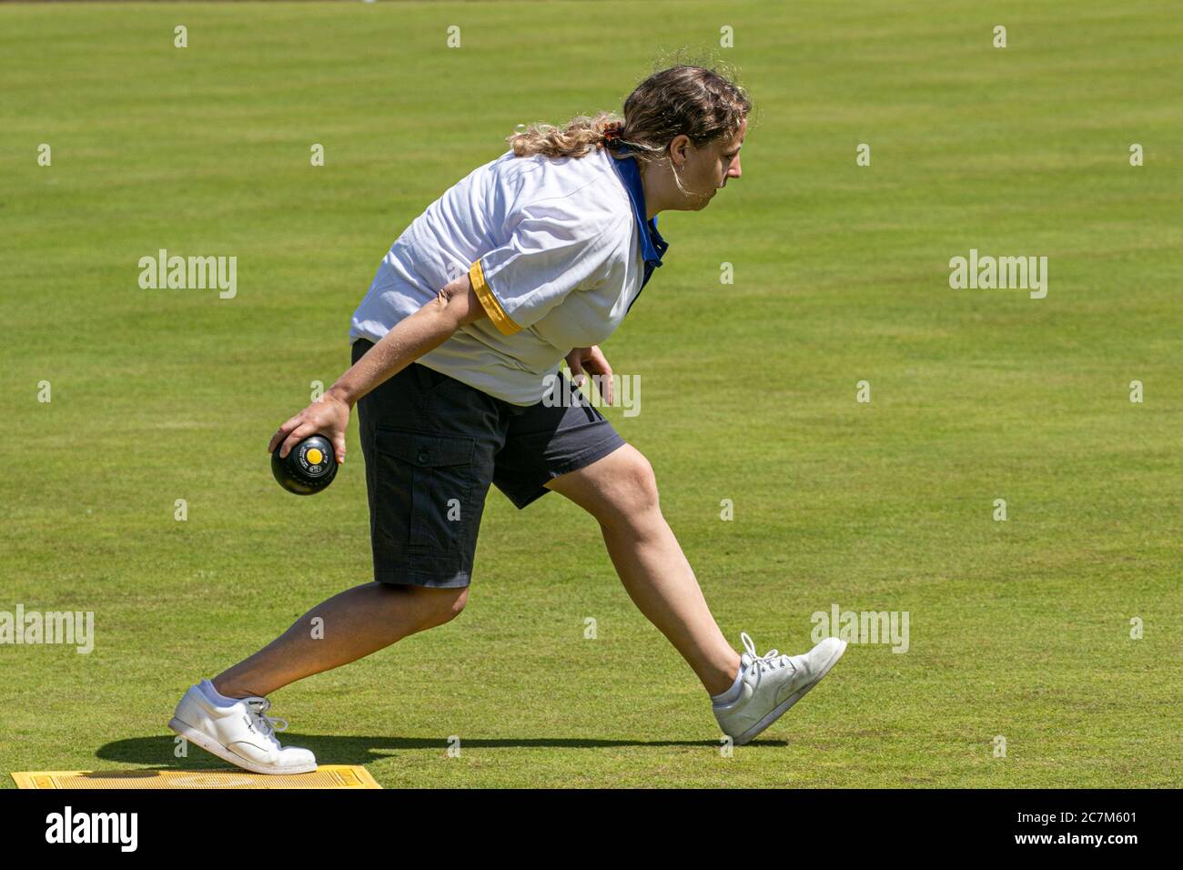 WIMBLEDON LONDON UK. 18th July, 2020. Lawn bowlers from the Wimbledon Park Bowls Club enjoy bowling outdoors on a hot summer day as lockdown restrictions are lifted and sport facilities reopen.Credit: amer ghazzal/Alamy Live News Stock Photo