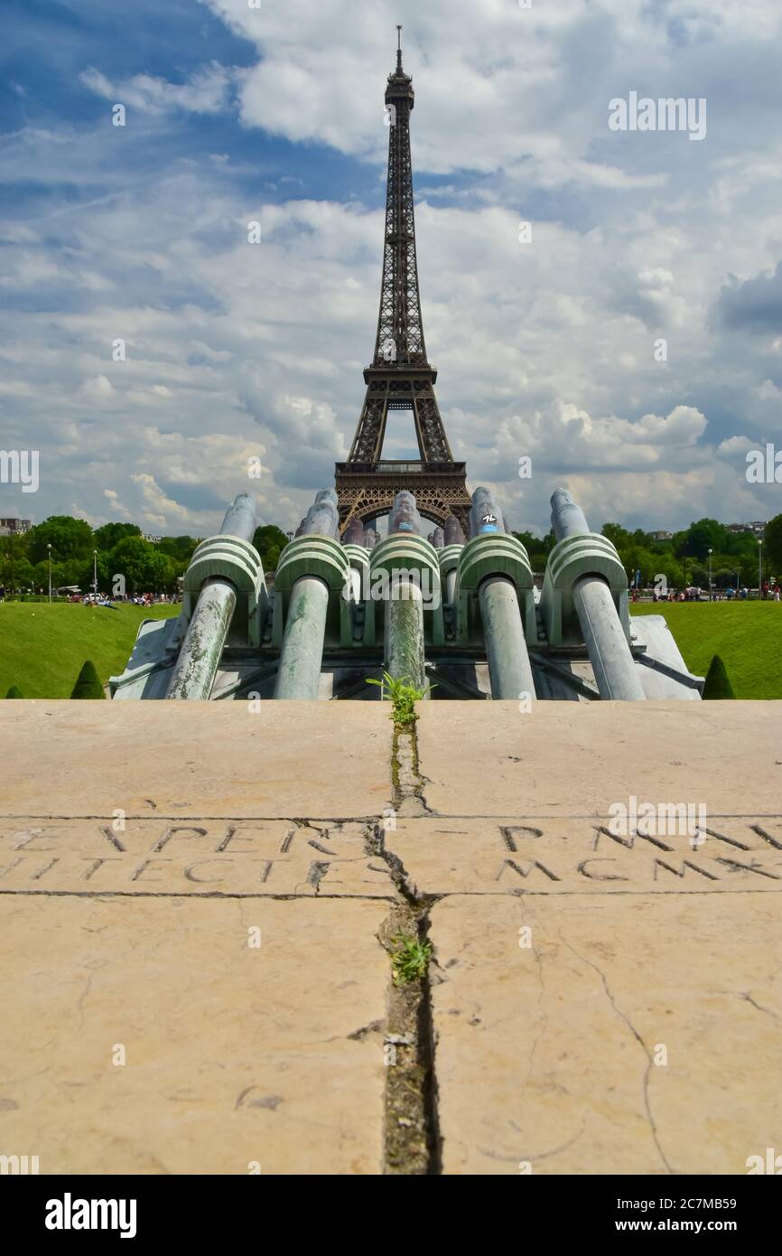 Fountains at Trocadéro Gardens (Jardins du Trocadéro) and the Eiffel ...