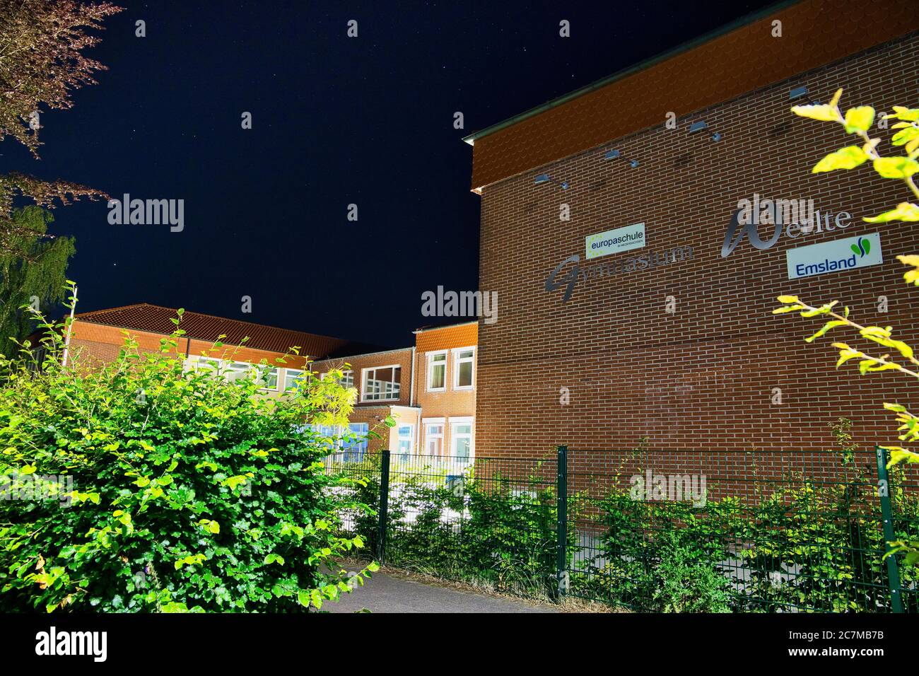 Nachtaufnahme der Albert-Trautmann-Schule, Oberschule in Werlte. Komet über dem Schulgebäude. Kein Unterricht wegen Corona. Stock Photo