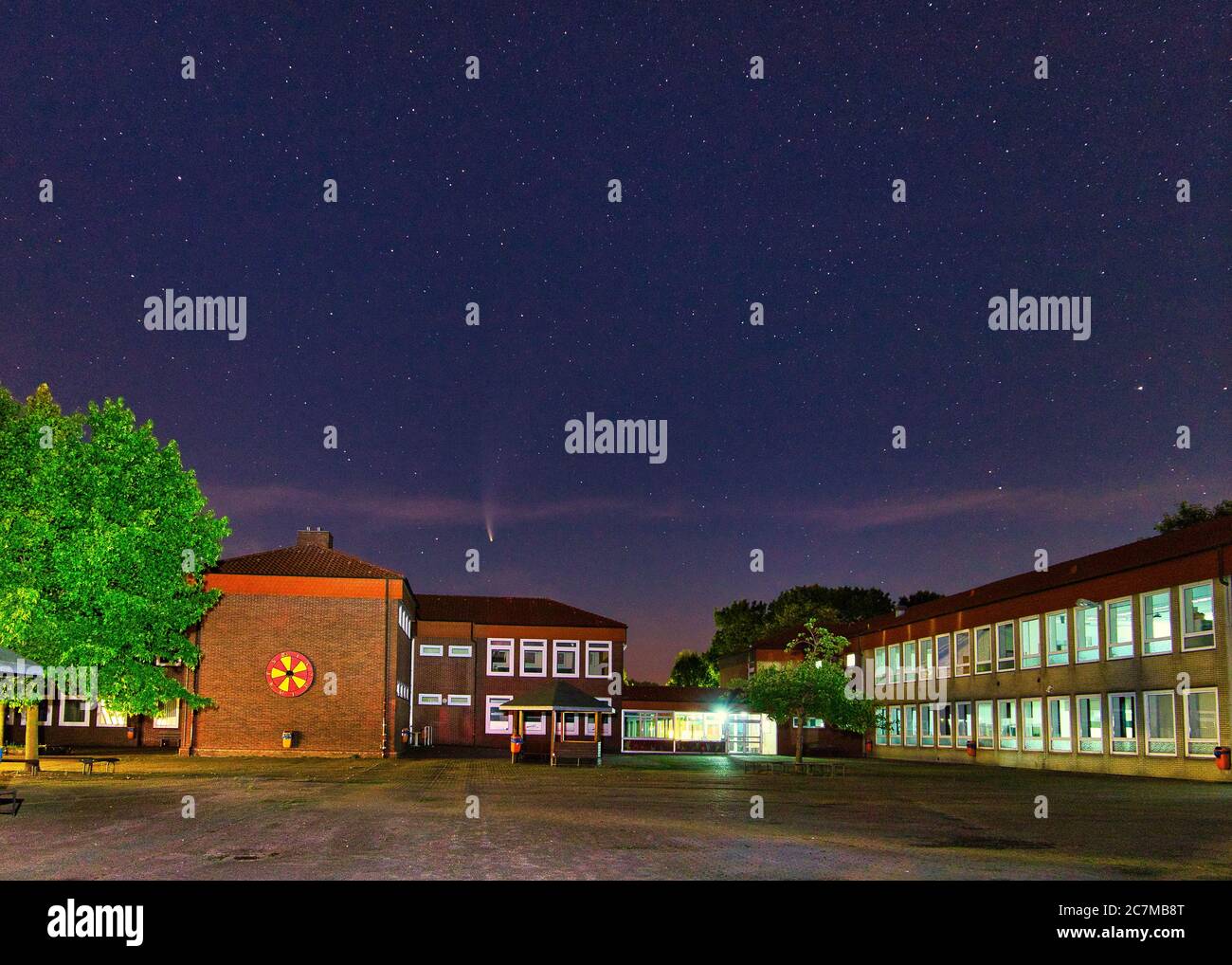 Nachtaufnahme der Albert-Trautmann-Schule, Oberschule in Werlte. Komet über dem Schulgebäude. Kein Unterricht wegen Corona. Stock Photo