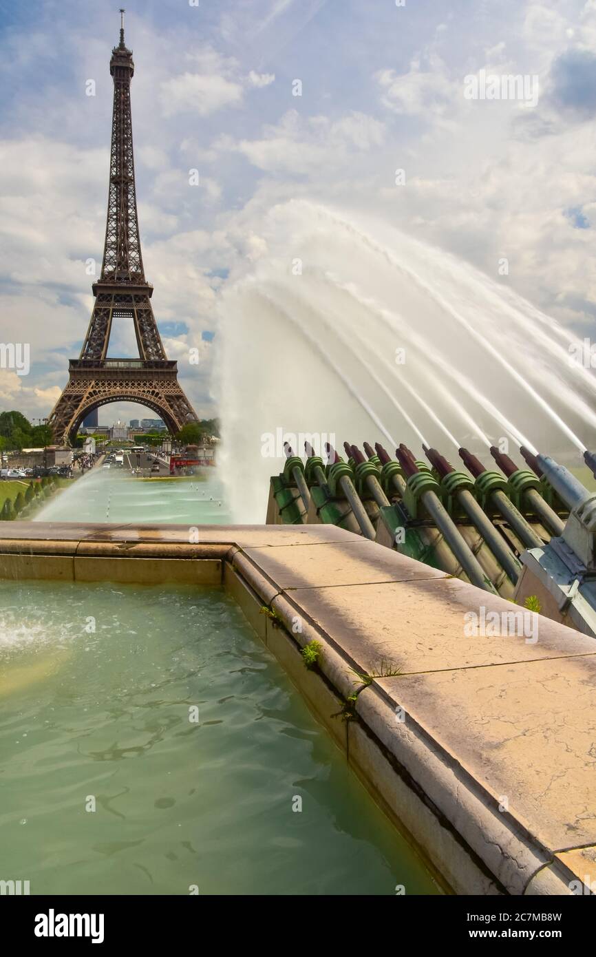 Fountains at Trocadéro Gardens (Jardins du Trocadéro) and the Eiffel ...