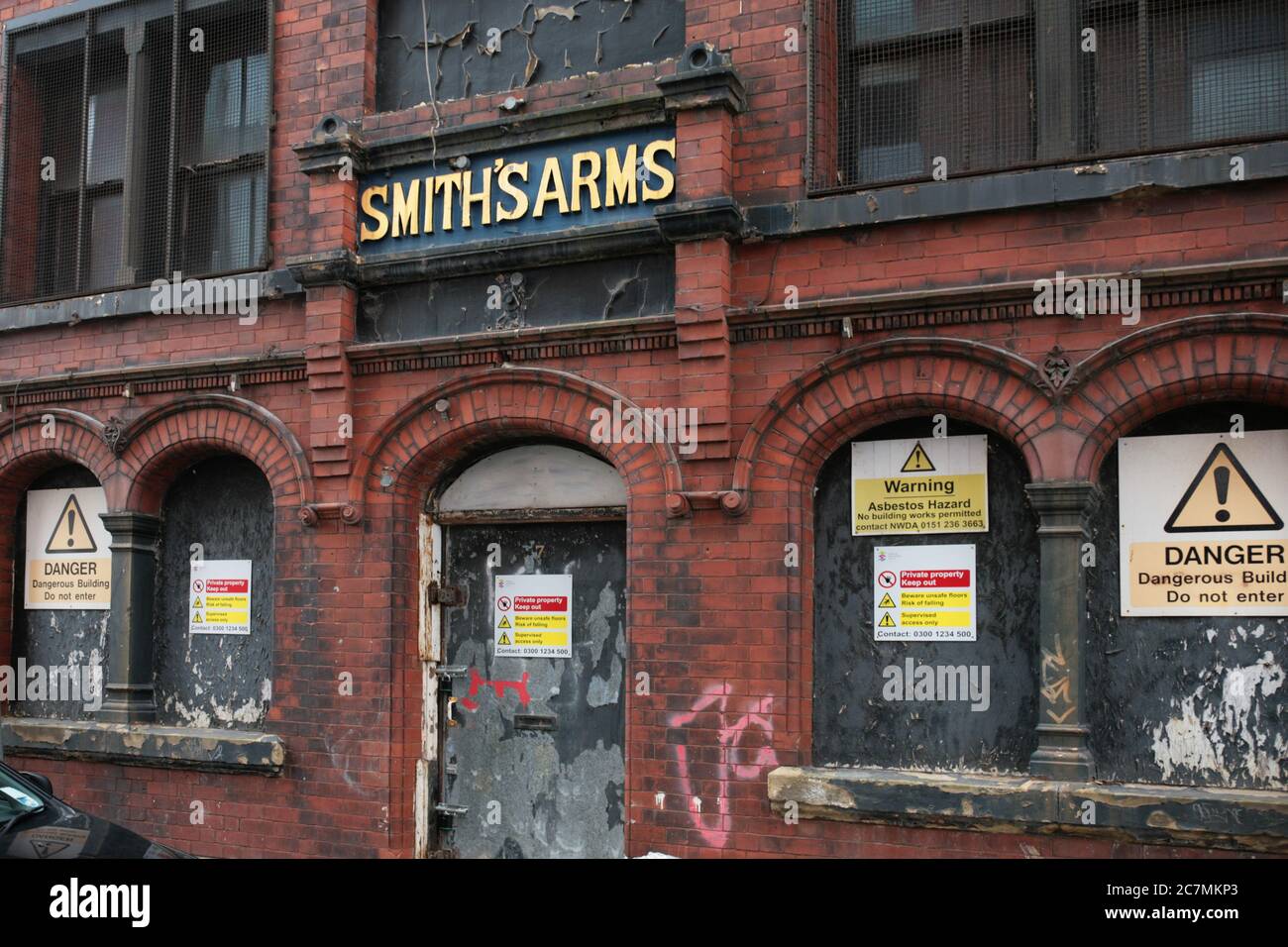 Derelict pub, the Smith's Arms, Sherratt Street, Ancoats, Manchester, England, UK, 2012.  Now demolished. Stock Photo