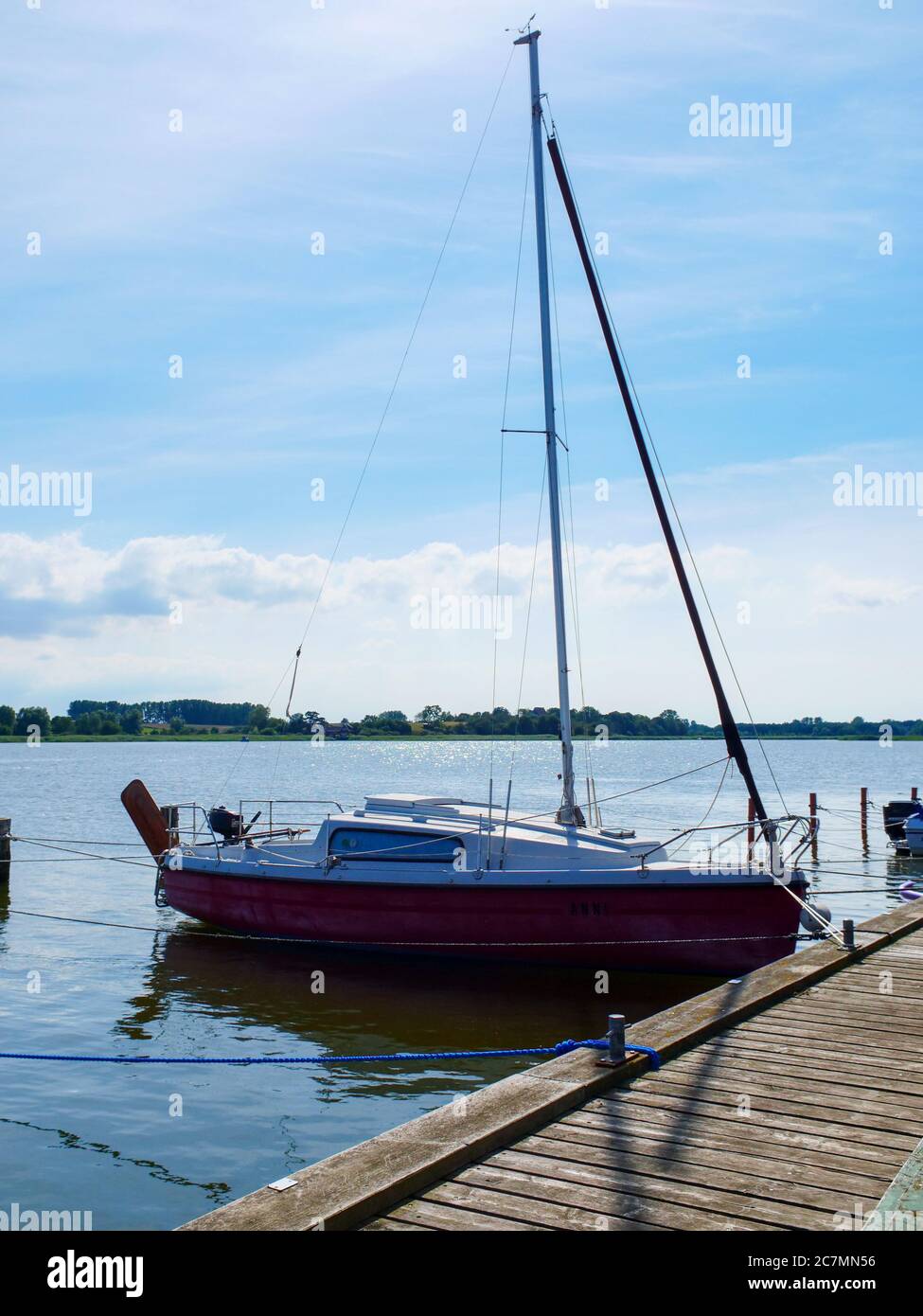 Großer Jasmunder Bodden auf Rügen mit Booten, naturbelassenes Gewässer an der Ostsee See Stock Photo