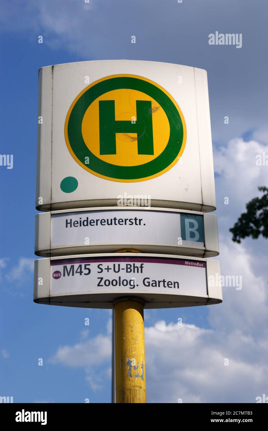 Bushaltestelle in Berlin, hier: Ruhlebener Straße Ecke Heidereuter Straße in Berlin-Spandau. Stock Photo