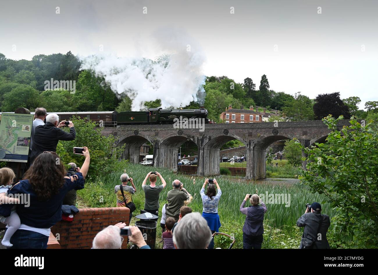 People watching the steam locomotive Clun Castle crossing the Coalbrookdale railway viaduct in Shropshire, England Uk Stock Photo