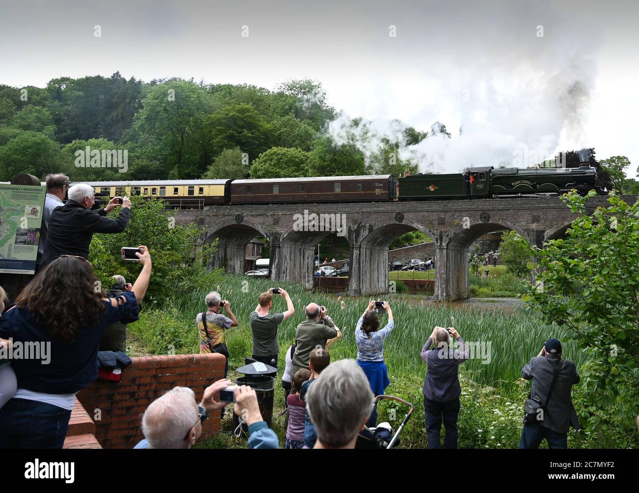 People watching the steam locomotive Clun Castle crossing the Coalbrookdale railway viaduct in Shropshire, England Uk Stock Photo