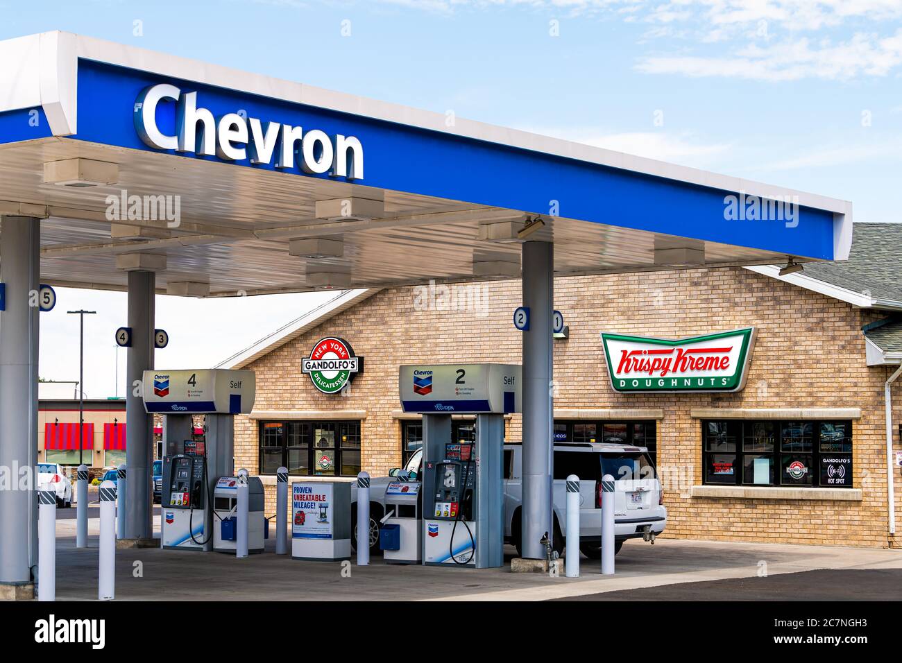 Spanish Fork Usa - July 29 2019 Krispy Kreme Doughnuts Fast Food Donut Chain Business Facade Exterior Entrance Sign In Utah By Chevron Gas Station Stock Photo - Alamy