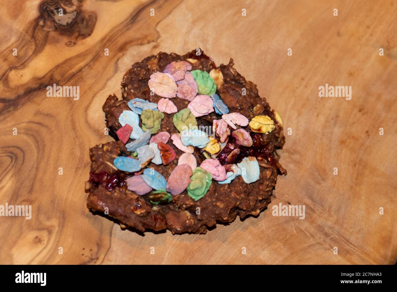 Haferflocken Brownie Kekse, mit Früchten und bunten Flakes Stock Photo