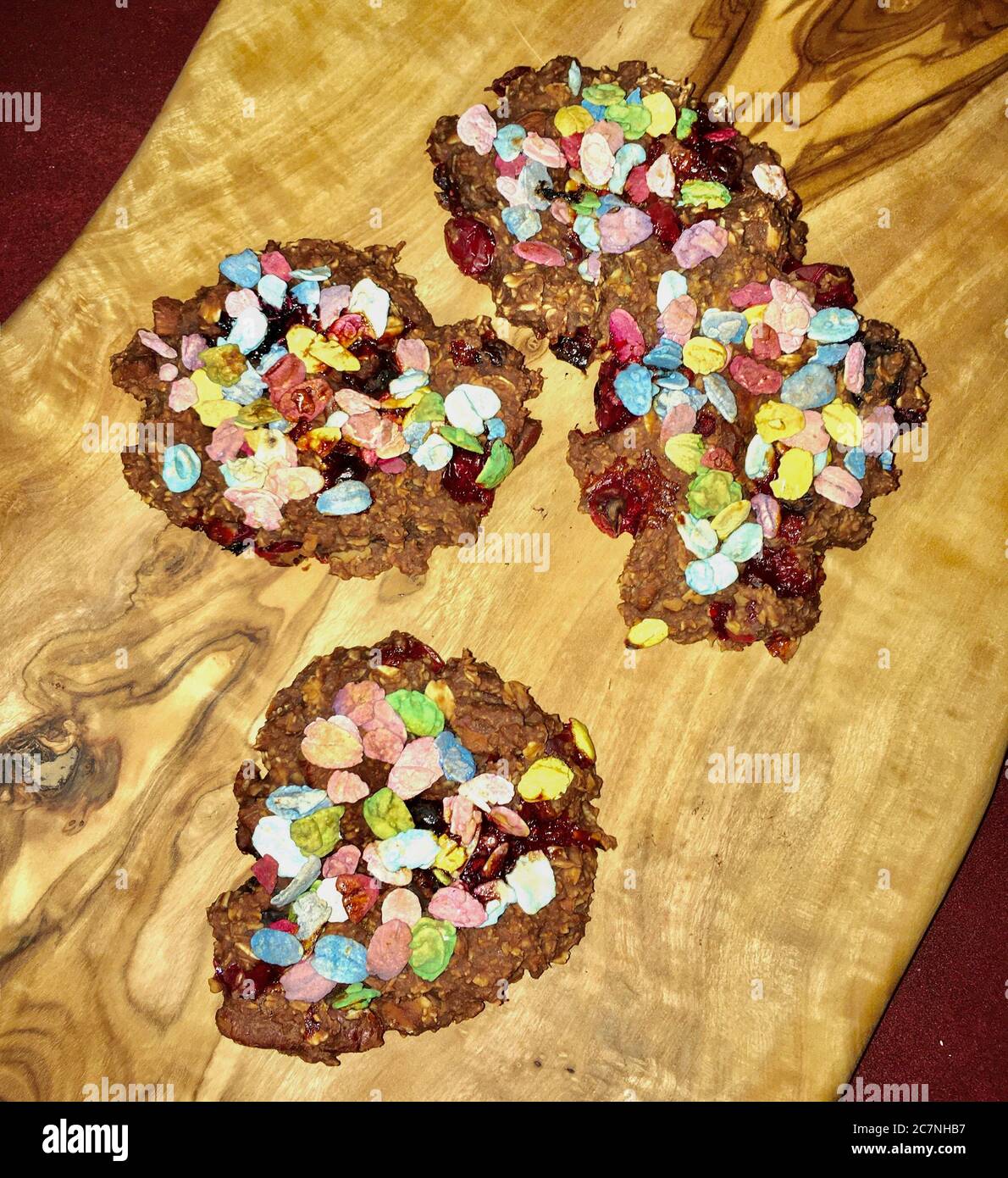 Haferflocken Brownie Kekse, mit Früchten und bunten Flakes Stock Photo