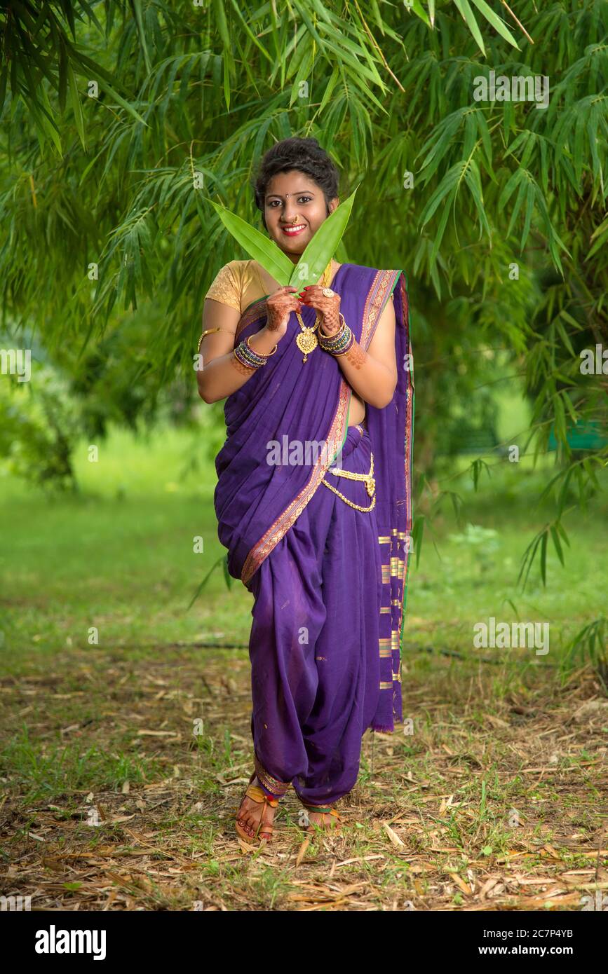 indian beautiful young girl in traditional saree posing outdoors 2C7P4YB