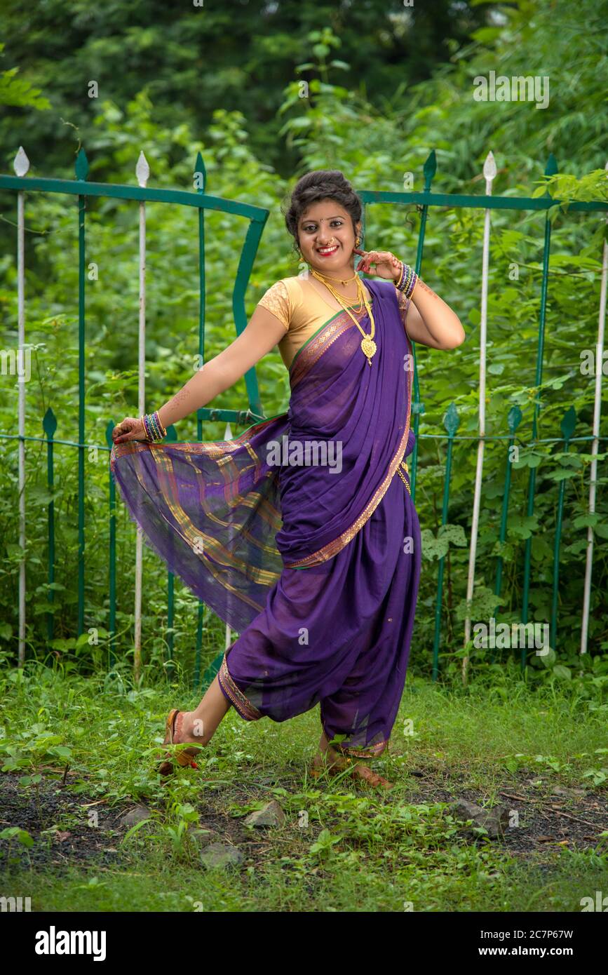 beautiful indian young girl in traditional saree posing outdoors 2C7P67W