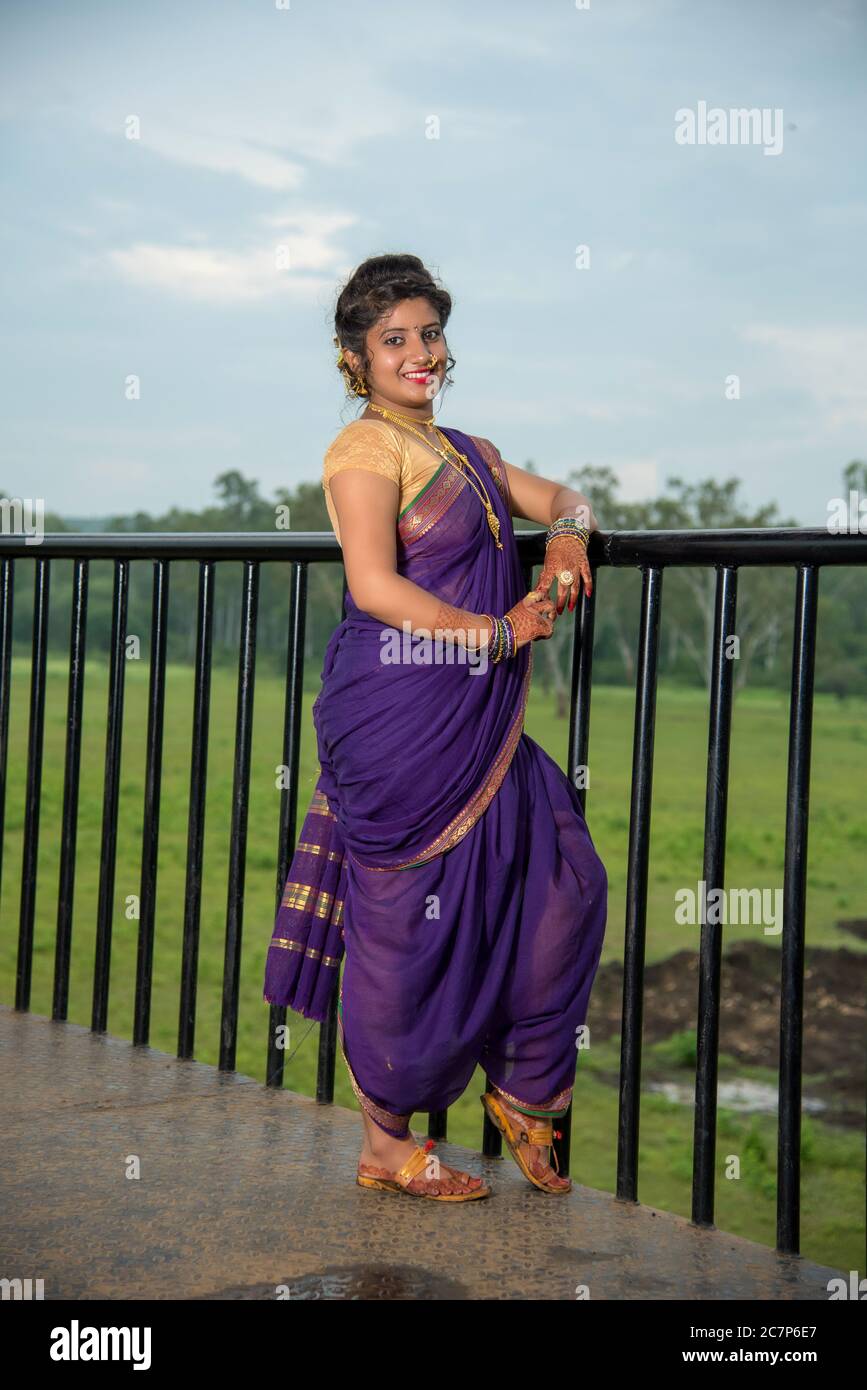 Saree Poses at Home - Simple & Traditional Saree Poses for Photoshoot at  Home