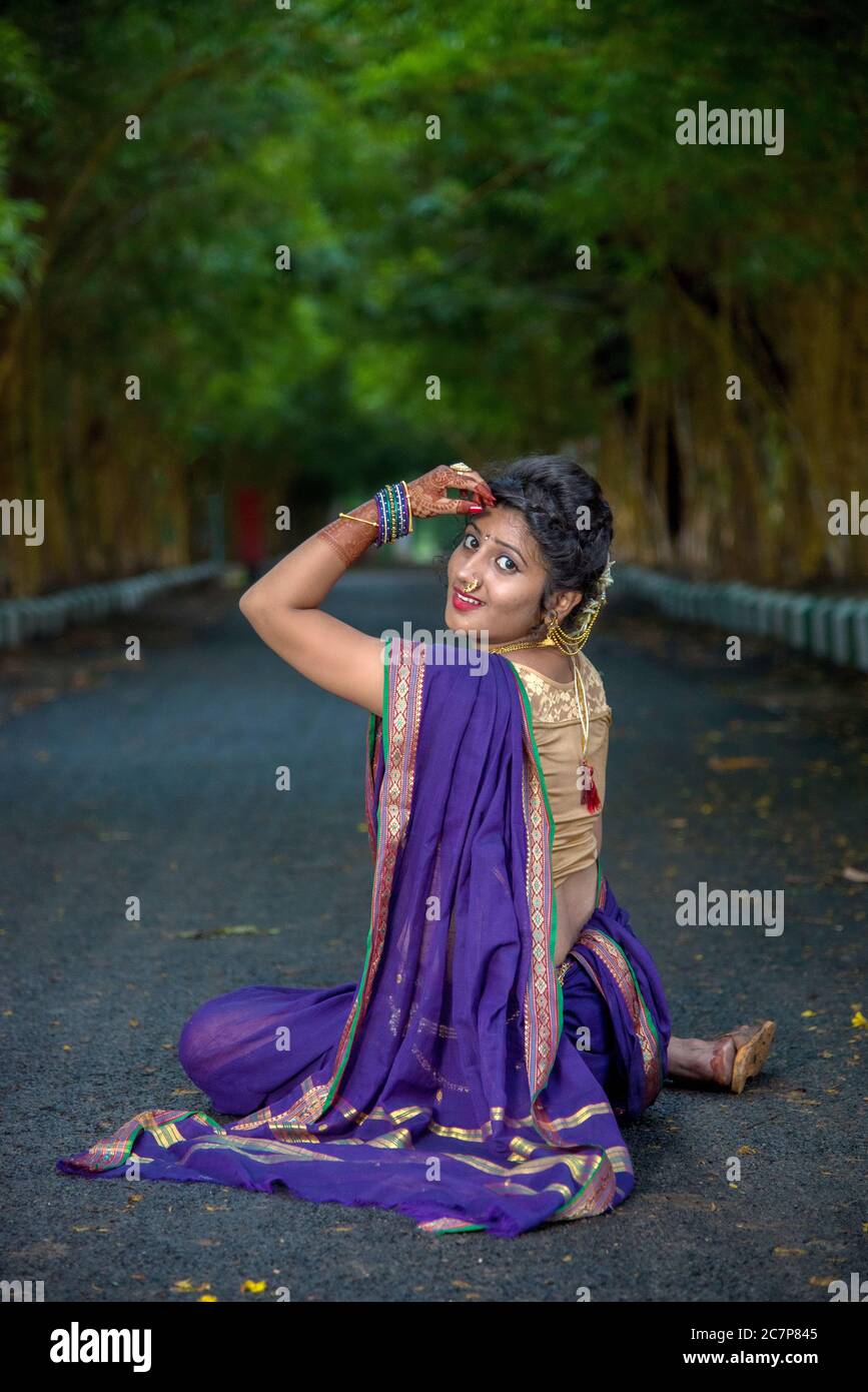 Photo of A south indian bride in a red saree poses for her bridal portrait.-sonthuy.vn