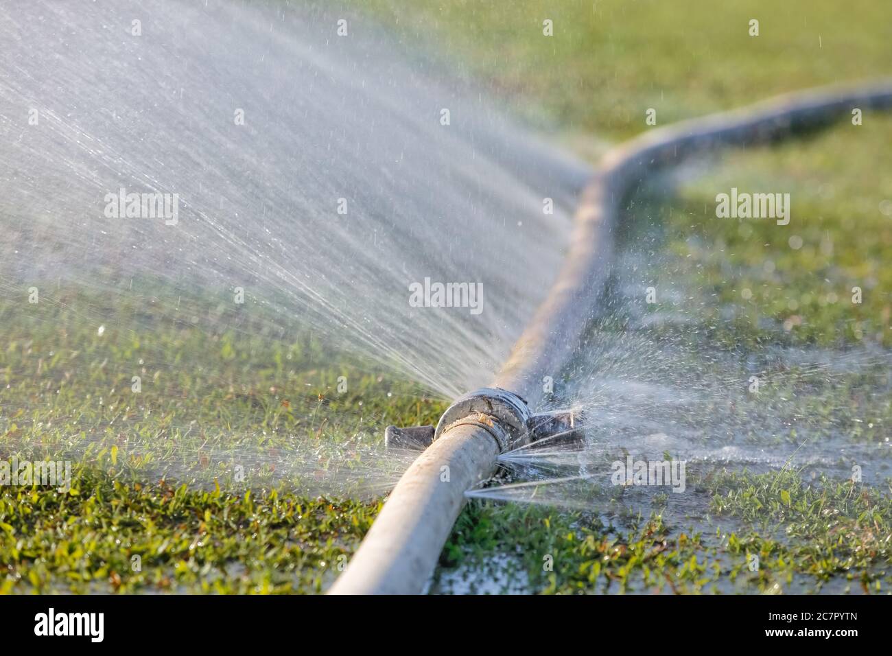 Вода течет из шланга