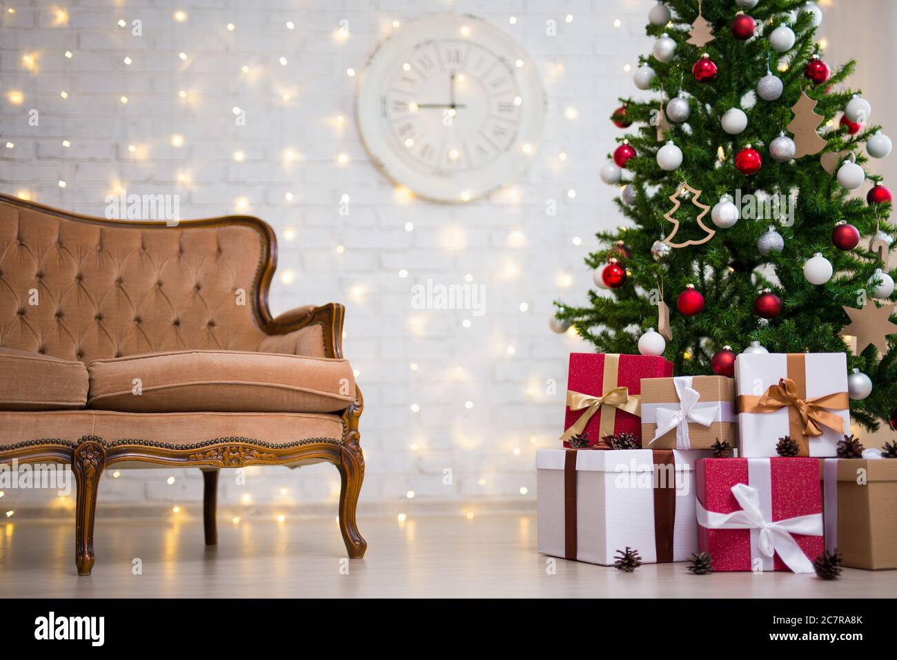 Bạn muốn tìm kiếm hình nền phòng khách Giáng sinh đầy tươi vui và rực rỡ? Với cây thông trang trí vô cùng đáng yêu, hình nền này sẽ khiến bạn bị cuốn hút ngay từ cái nhìn đầu tiên. Hãy cài đặt hình nền này vào thiết bị của mình và thưởng thức không gian phòng khách Giáng sinh đầy ấn tượng.