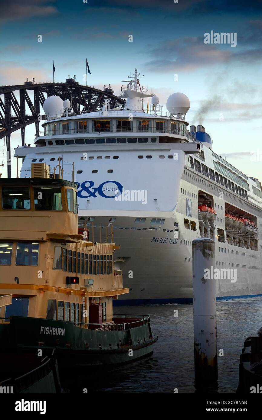 The P&O Cruises Cruise Ship, PACIFIC PEARL, Enters Circular Quay At Dawn. Stock Photo